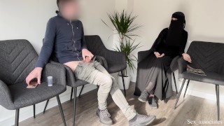 Wunderschönes muslimisches fremdes Mädchen fängt mich ab