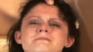 Sexueller Gruppensex mit zwei atemberaubenden Brünetten, die 69 machen